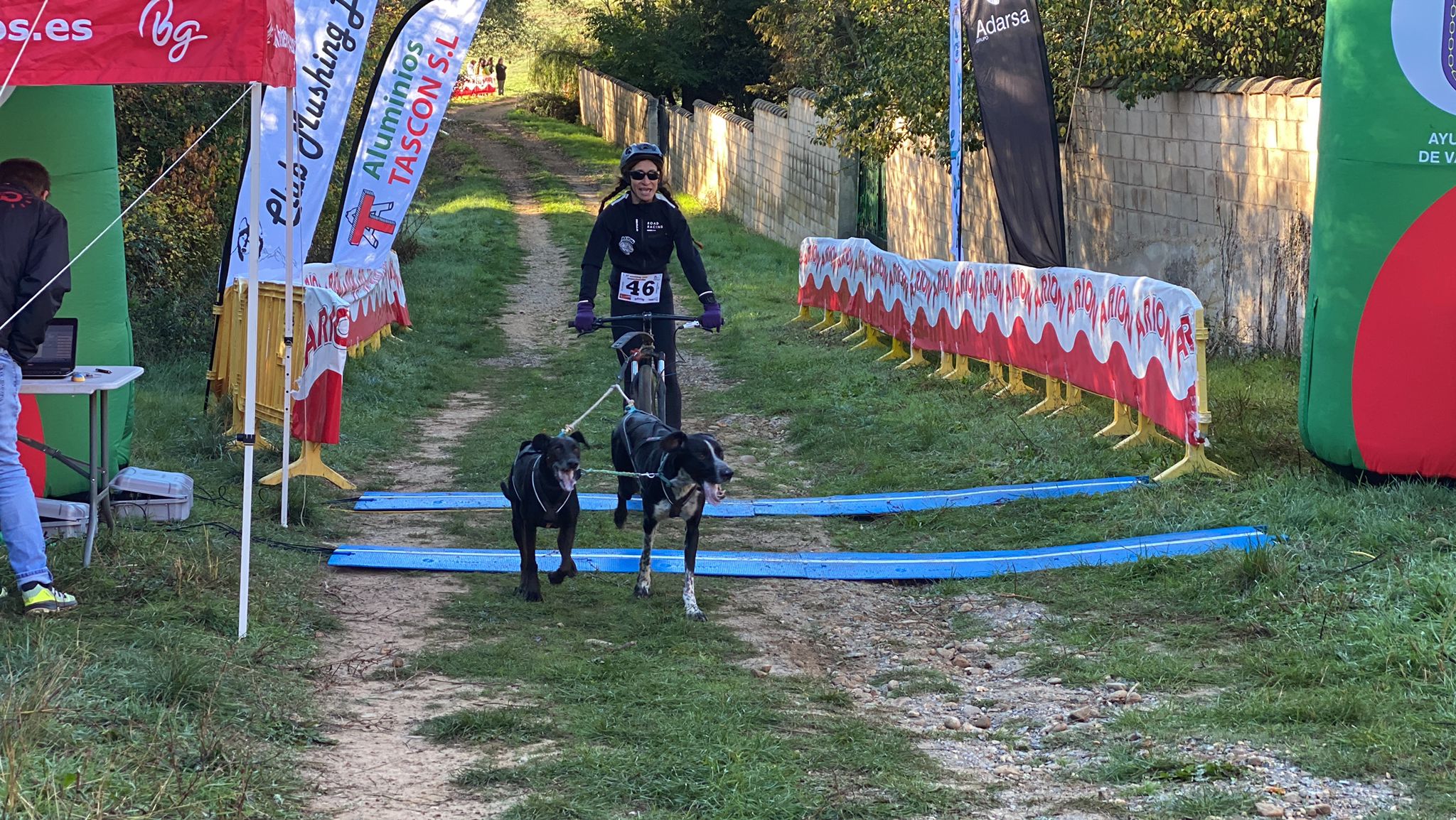 125 participantes de cuatro disciplinas han rodado con sus perros en la mañana de este domingo por las tierras de la Sobarriba.