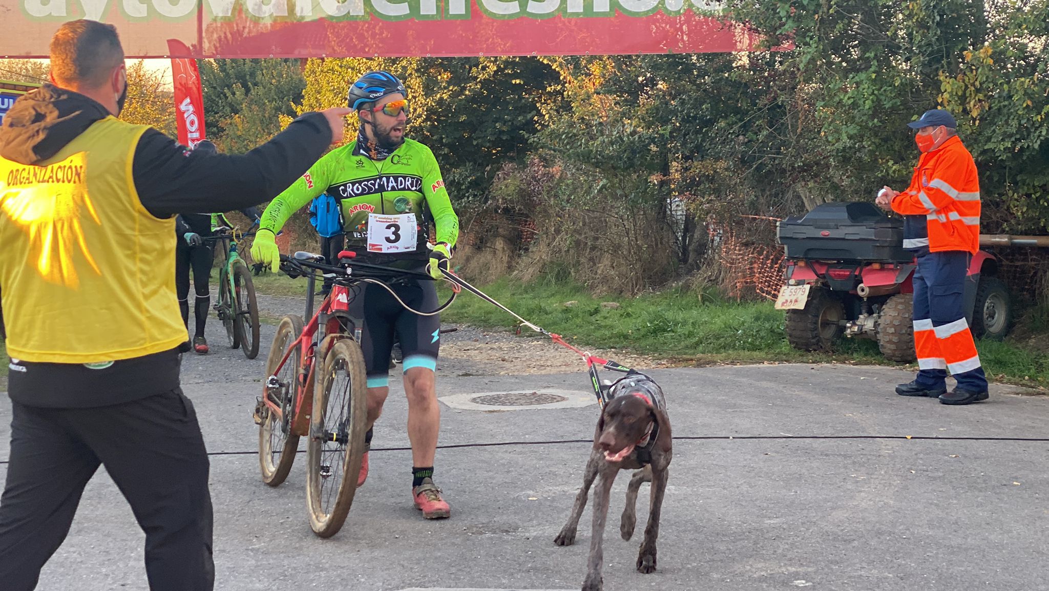 125 participantes de cuatro disciplinas han rodado con sus perros en la mañana de este domingo por las tierras de la Sobarriba.