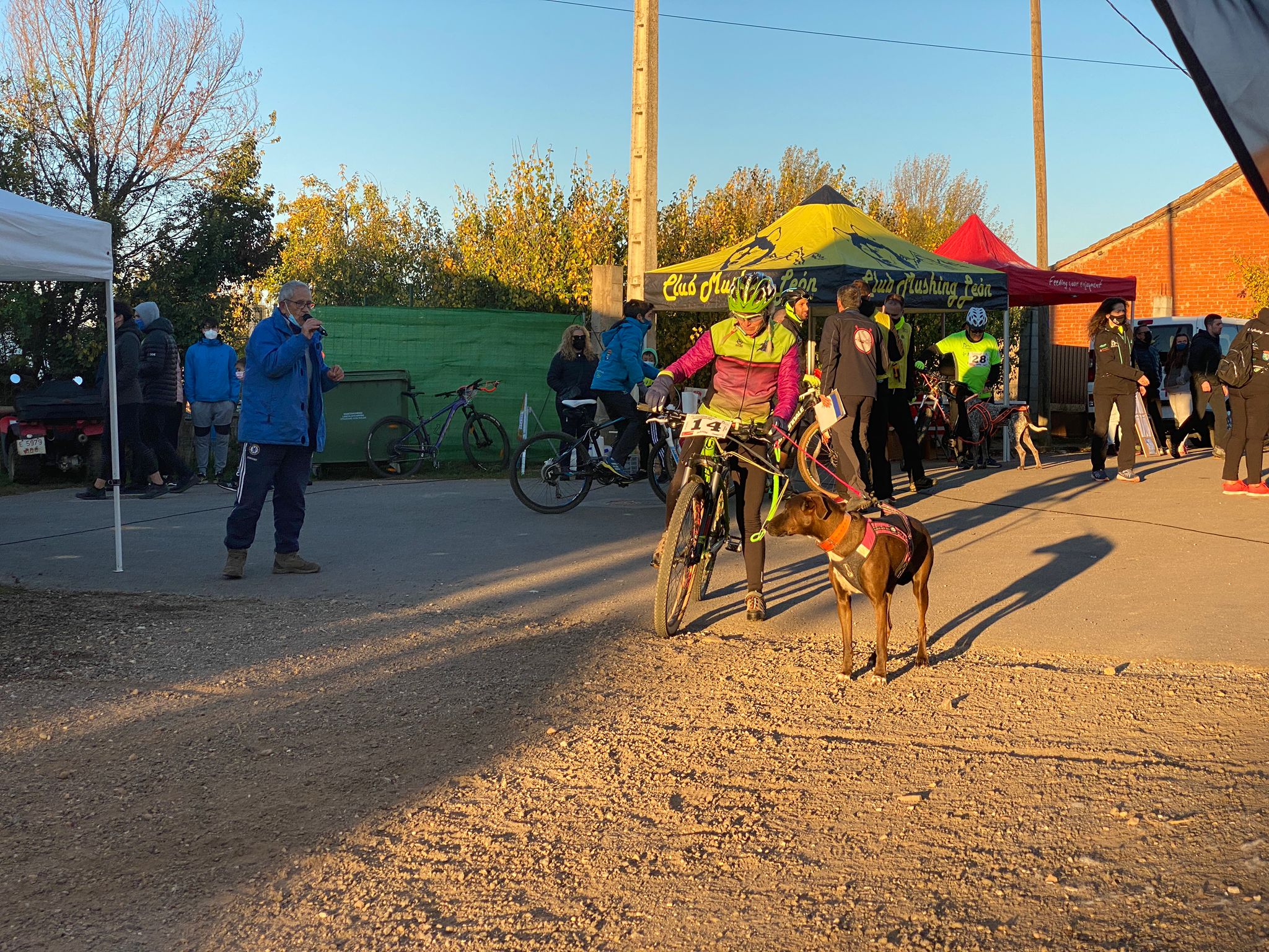 125 participantes de cuatro disciplinas han rodado con sus perros en la mañana de este domingo por las tierras de la Sobarriba.