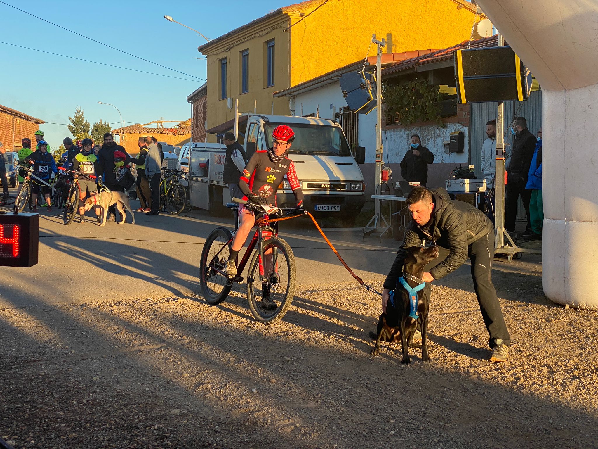 125 participantes de cuatro disciplinas han rodado con sus perros en la mañana de este domingo por las tierras de la Sobarriba.