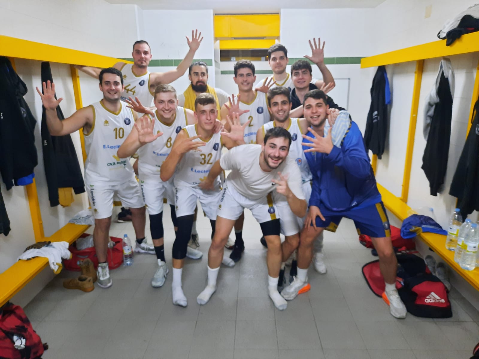 Los jugadores del Reino de León celebran su triunfo en Marín. 