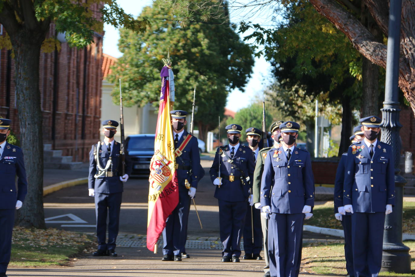 El aeródromo de La Virgen del Camino celebra el centenario de su puesta en marcha que se cumplía en pleno confinamiento en 2020 | Un avión en T-6 en una de las principales plazas del municipio, un monolito y una avenida en la sede de la Academia conmemoran los cien años de «servicio 24 horas al día, siete días a la semana» vigilando y controlando el espacio aéreo .