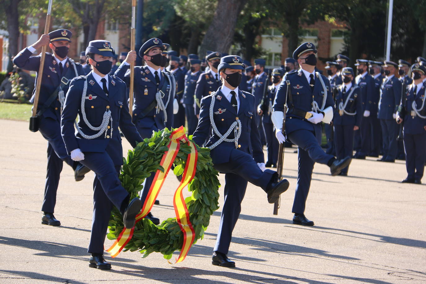 El aeródromo de La Virgen del Camino celebra el centenario de su puesta en marcha que se cumplía en pleno confinamiento en 2020 | Un avión en T-6 en una de las principales plazas del municipio, un monolito y una avenida en la sede de la Academia conmemoran los cien años de «servicio 24 horas al día, siete días a la semana» vigilando y controlando el espacio aéreo .