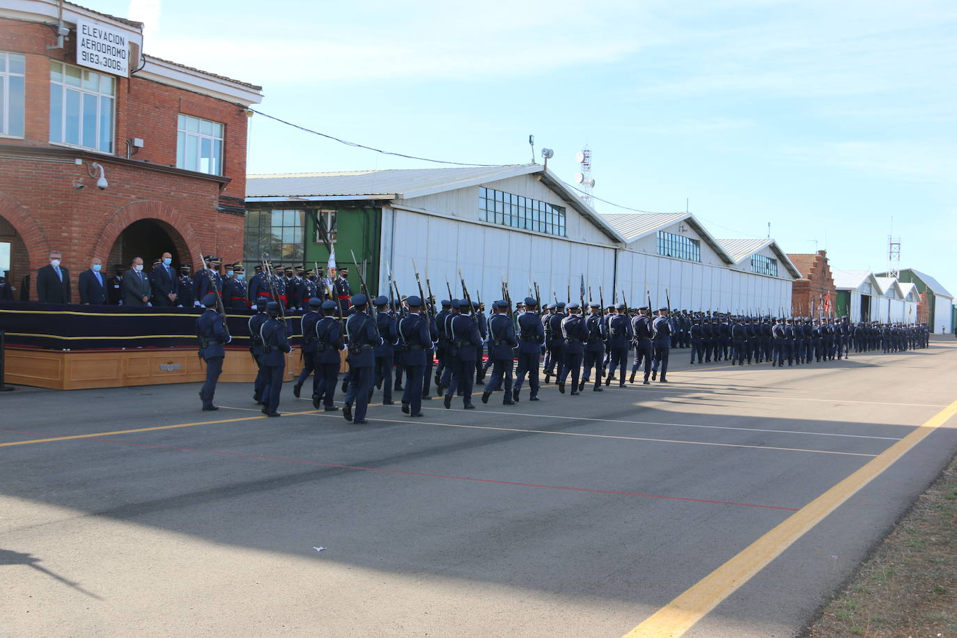 El aeródromo de La Virgen del Camino celebra el centenario de su puesta en marcha que se cumplía en pleno confinamiento en 2020 | Un avión en T-6 en una de las principales plazas del municipio, un monolito y una avenida en la sede de la Academia conmemoran los cien años de «servicio 24 horas al día, siete días a la semana» vigilando y controlando el espacio aéreo .