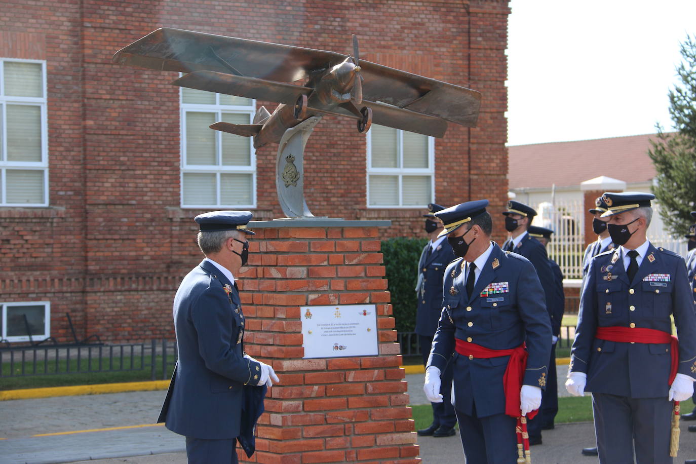 El aeródromo de La Virgen del Camino celebra el centenario de su puesta en marcha que se cumplía en pleno confinamiento en 2020 | Un avión en T-6 en una de las principales plazas del municipio, un monolito y una avenida en la sede de la Academia conmemoran los cien años de «servicio 24 horas al día, siete días a la semana» vigilando y controlando el espacio aéreo .