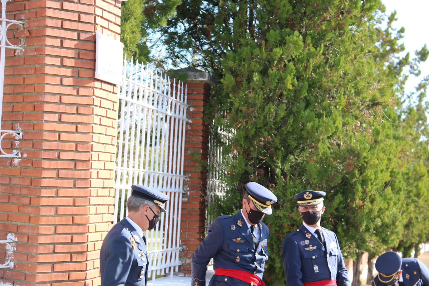 El aeródromo de La Virgen del Camino celebra el centenario de su puesta en marcha que se cumplía en pleno confinamiento en 2020 | Un avión en T-6 en una de las principales plazas del municipio, un monolito y una avenida en la sede de la Academia conmemoran los cien años de «servicio 24 horas al día, siete días a la semana» vigilando y controlando el espacio aéreo .