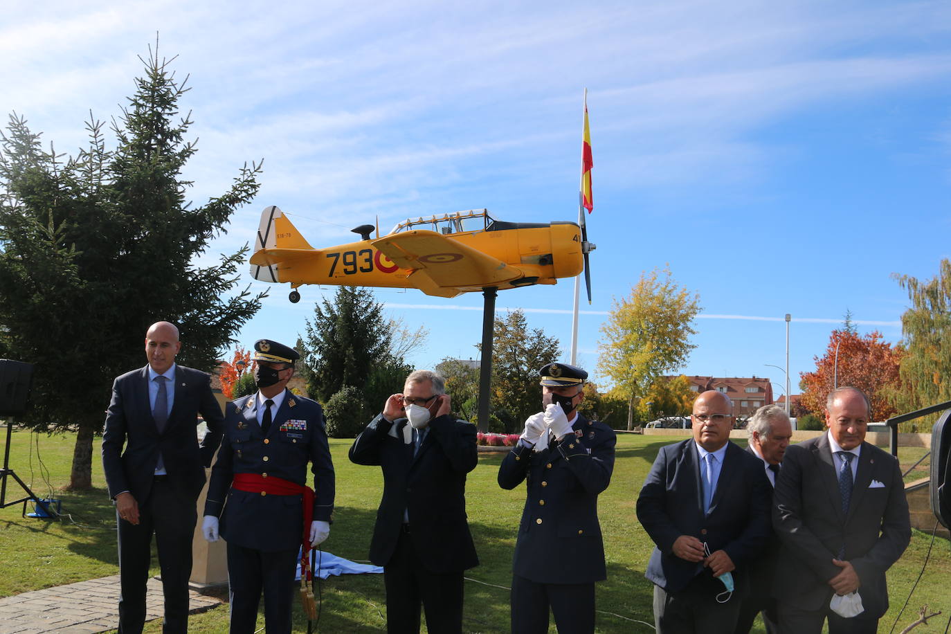 El aeródromo de La Virgen del Camino celebra el centenario de su puesta en marcha que se cumplía en pleno confinamiento en 2020 | Un avión en T-6 en una de las principales plazas del municipio, un monolito y una avenida en la sede de la Academia conmemoran los cien años de «servicio 24 horas al día, siete días a la semana» vigilando y controlando el espacio aéreo .