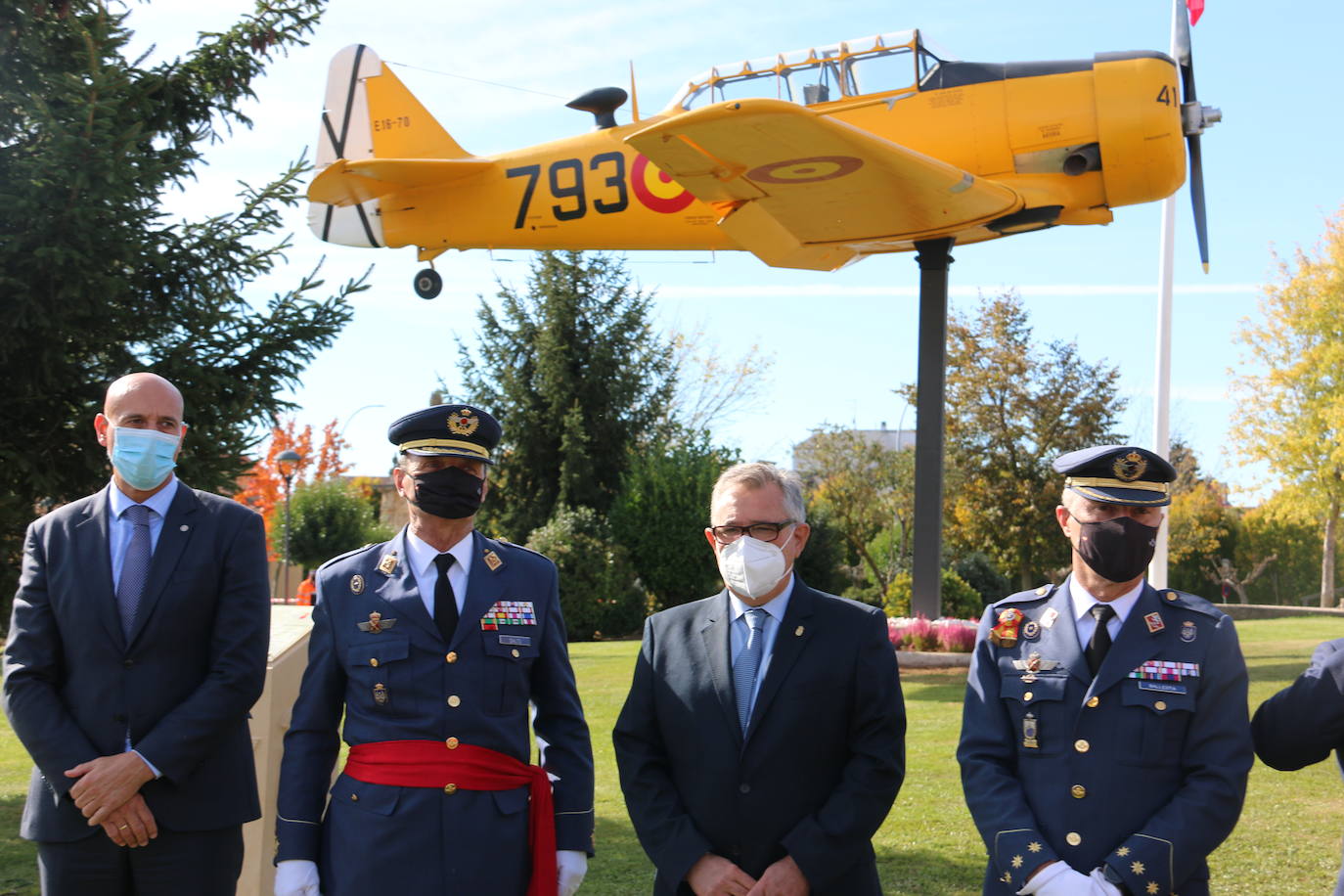 El aeródromo de La Virgen del Camino celebra el centenario de su puesta en marcha que se cumplía en pleno confinamiento en 2020 | Un avión en T-6 en una de las principales plazas del municipio, un monolito y una avenida en la sede de la Academia conmemoran los cien años de «servicio 24 horas al día, siete días a la semana» vigilando y controlando el espacio aéreo .