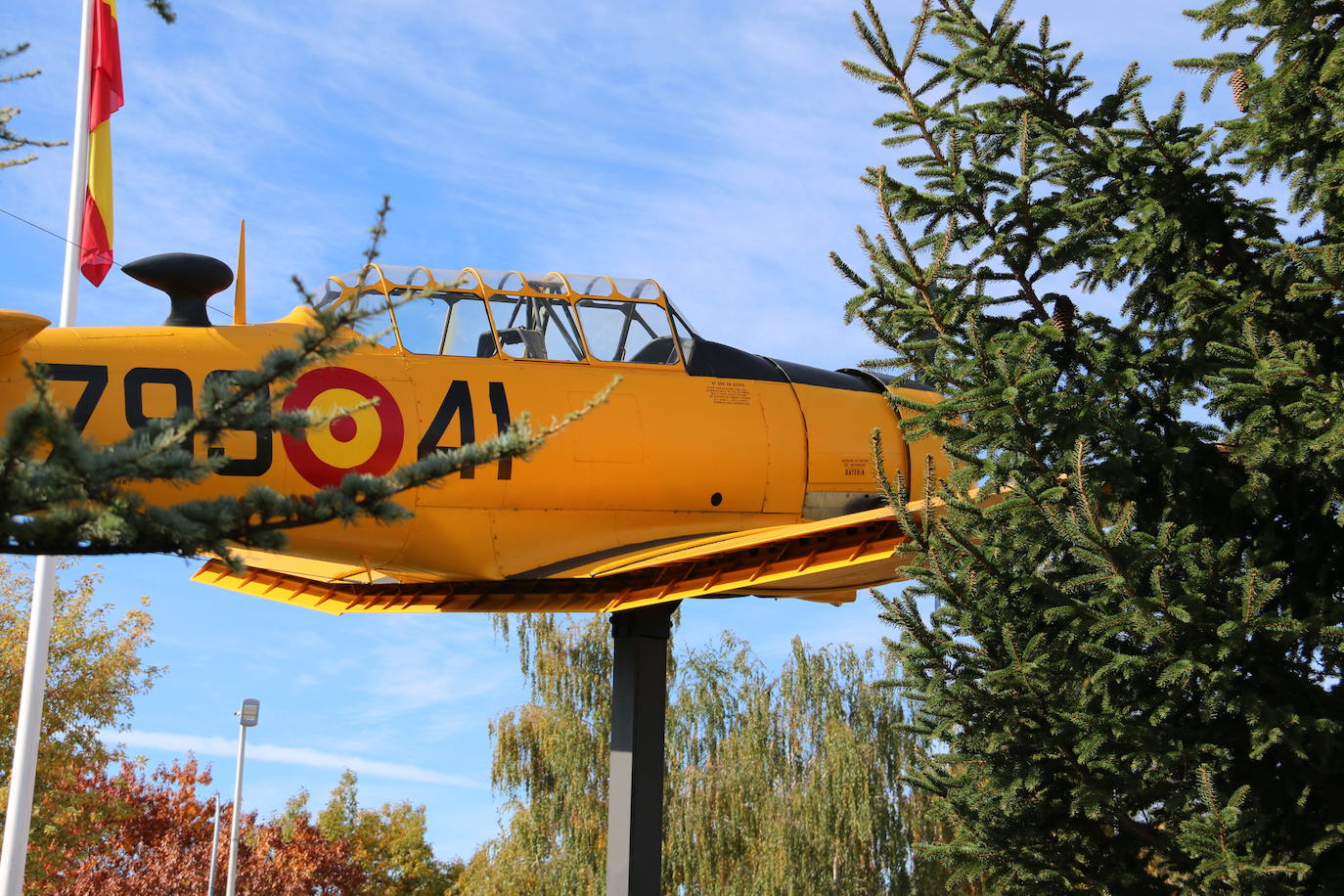 El aeródromo de La Virgen del Camino celebra el centenario de su puesta en marcha que se cumplía en pleno confinamiento en 2020 | Un avión en T-6 en una de las principales plazas del municipio, un monolito y una avenida en la sede de la Academia conmemoran los cien años de «servicio 24 horas al día, siete días a la semana» vigilando y controlando el espacio aéreo .