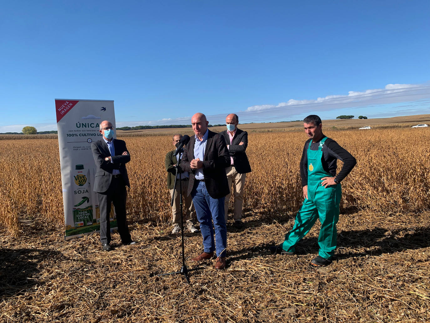 El consejero de Agricultura, Jesús Julio Carnero, visita un cultivo de soja en Arabayona de Mógica (Salamanca)