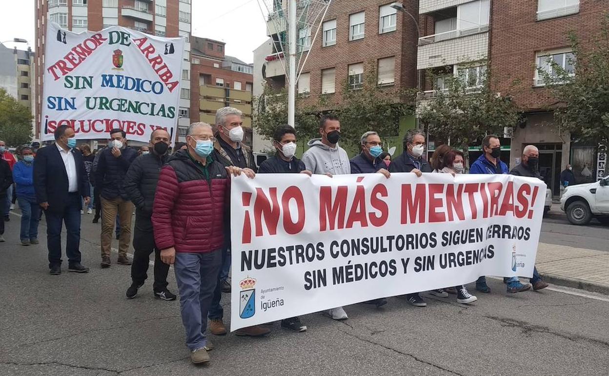 Manifestación en Ponferrada de los vecinos del municipio de Igüeña en demanda de la apertura de los consultorios.