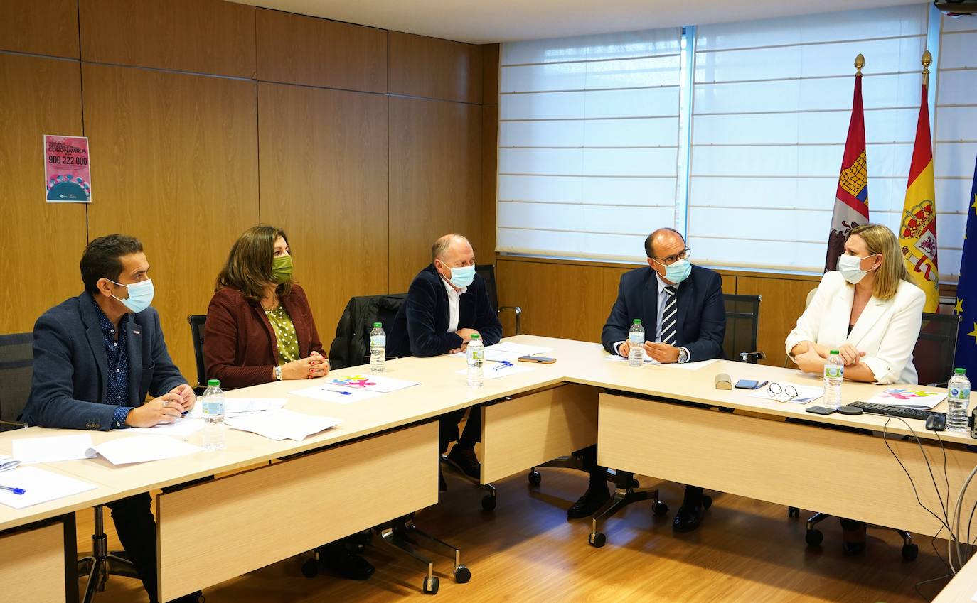 La consejera de Familia e Igualdad de Oportunidades, Isabel Blanco, preside la reunión de Renta Garantizada de Ciudadanía dentro del marco del Diálogo Social. 