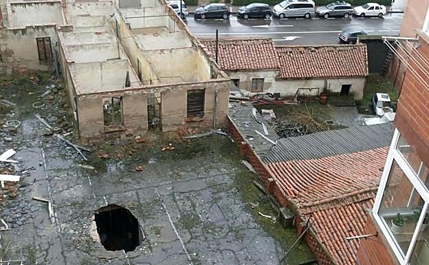 Imagen del viejo inmueble de Bodegas Armando que provoca, según el auto del Procurador del Común, grave riesgo para los vecinos de esta zona de la ciudad de León. 