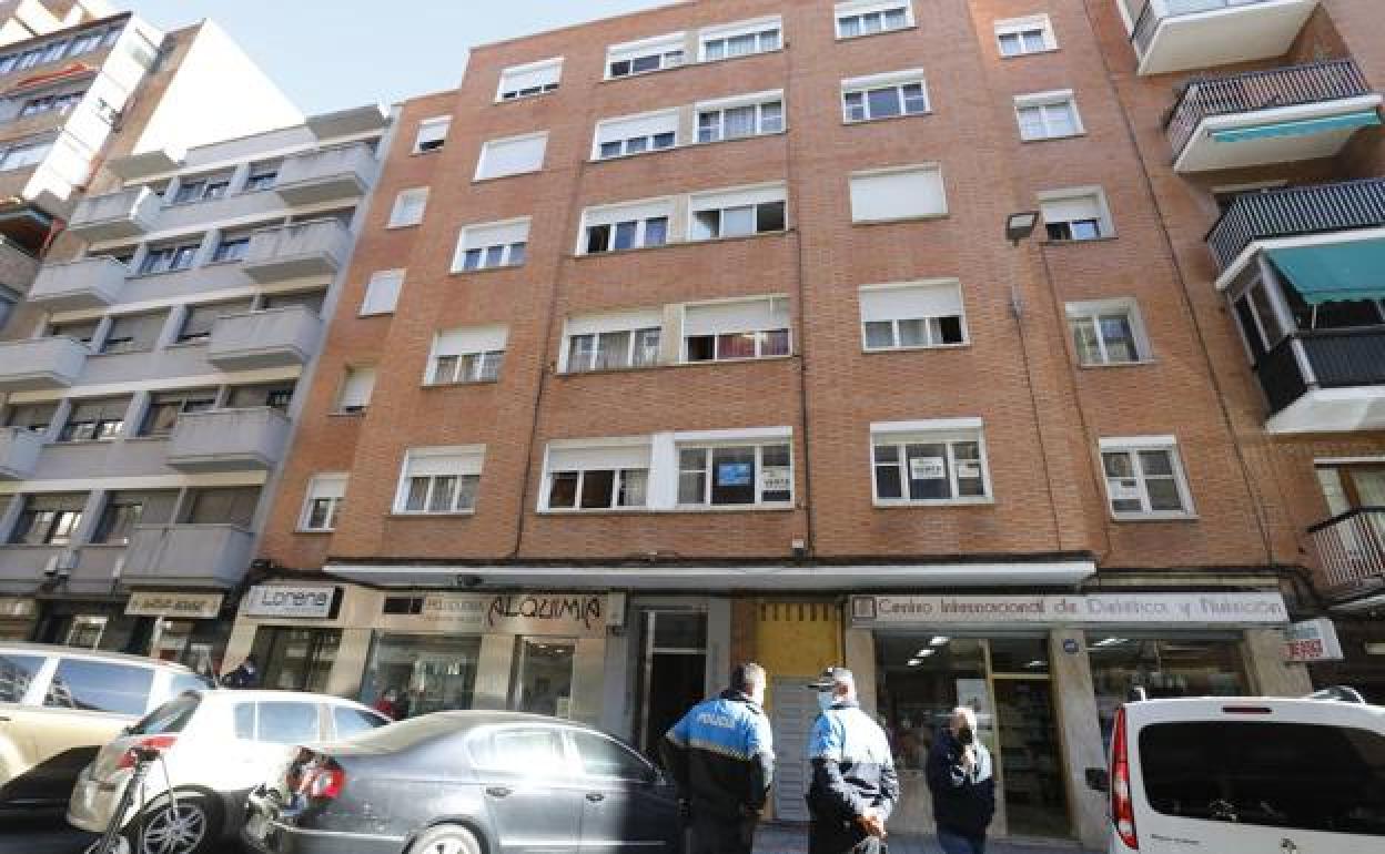 Los bomberos localizan en el incendio de una vivienda en Palencia el cadáver de una mujer