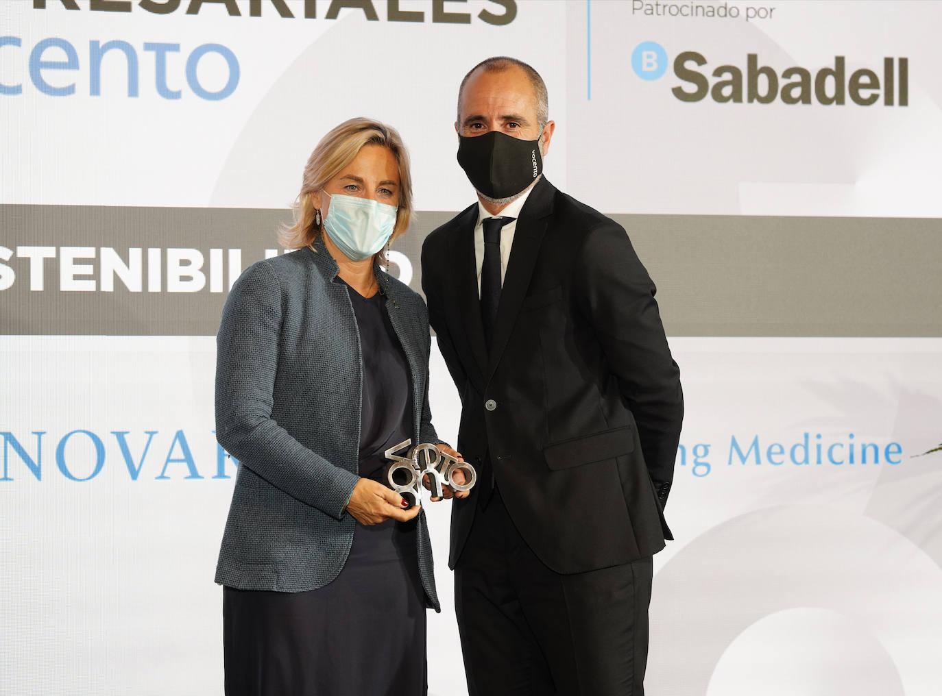 Begoña Gómez, directora de Comunicación y RSC, recoge el Premio a la Sostenibilidad de mano de Iñigo Iribarnegaray, director general de Nuevos Negocios de Vocento.