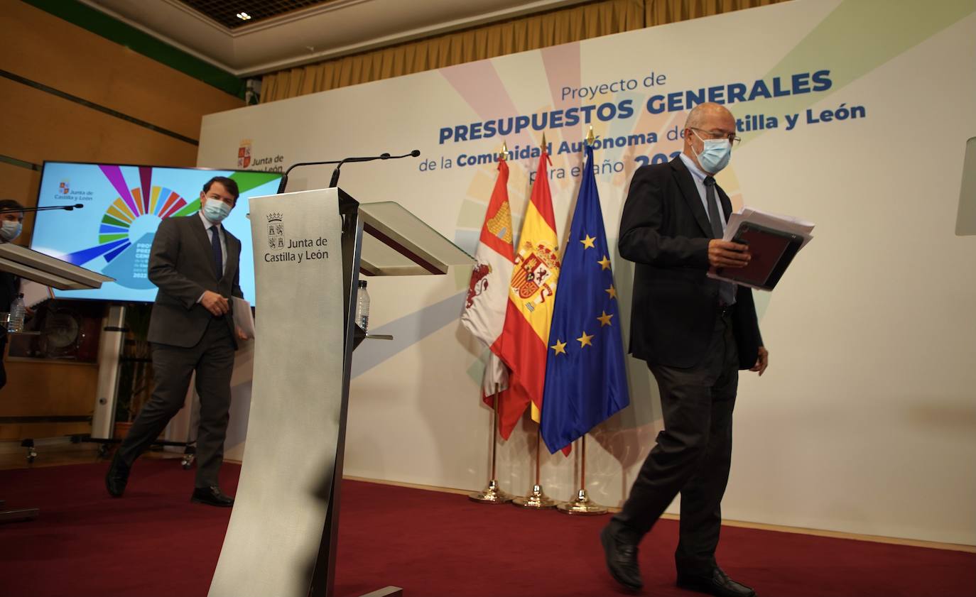 El presidente de la Junta de Castilla y León, Alfonso Fernández Mañueco, acompañado por el vicepresidente, portavoz y consejero de Transparencia, Ordenación del Territorio y Acción Exterior, Francisco Igea, y por el consejero de Economía y Hacienda, Carlos Fernández Carriedo, presenta el proyecto de Ley de Presupuestos Generales de la Comunidad para 2022.