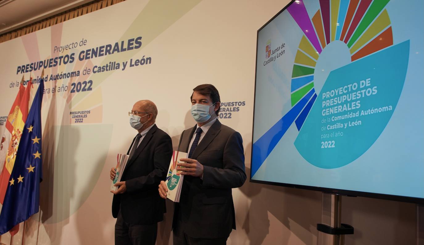 El presidente de la Junta de Castilla y León, Alfonso Fernández Mañueco, acompañado por el vicepresidente, portavoz y consejero de Transparencia, Ordenación del Territorio y Acción Exterior, Francisco Igea, y por el consejero de Economía y Hacienda, Carlos Fernández Carriedo, presenta el proyecto de Ley de Presupuestos Generales de la Comunidad para 2022.