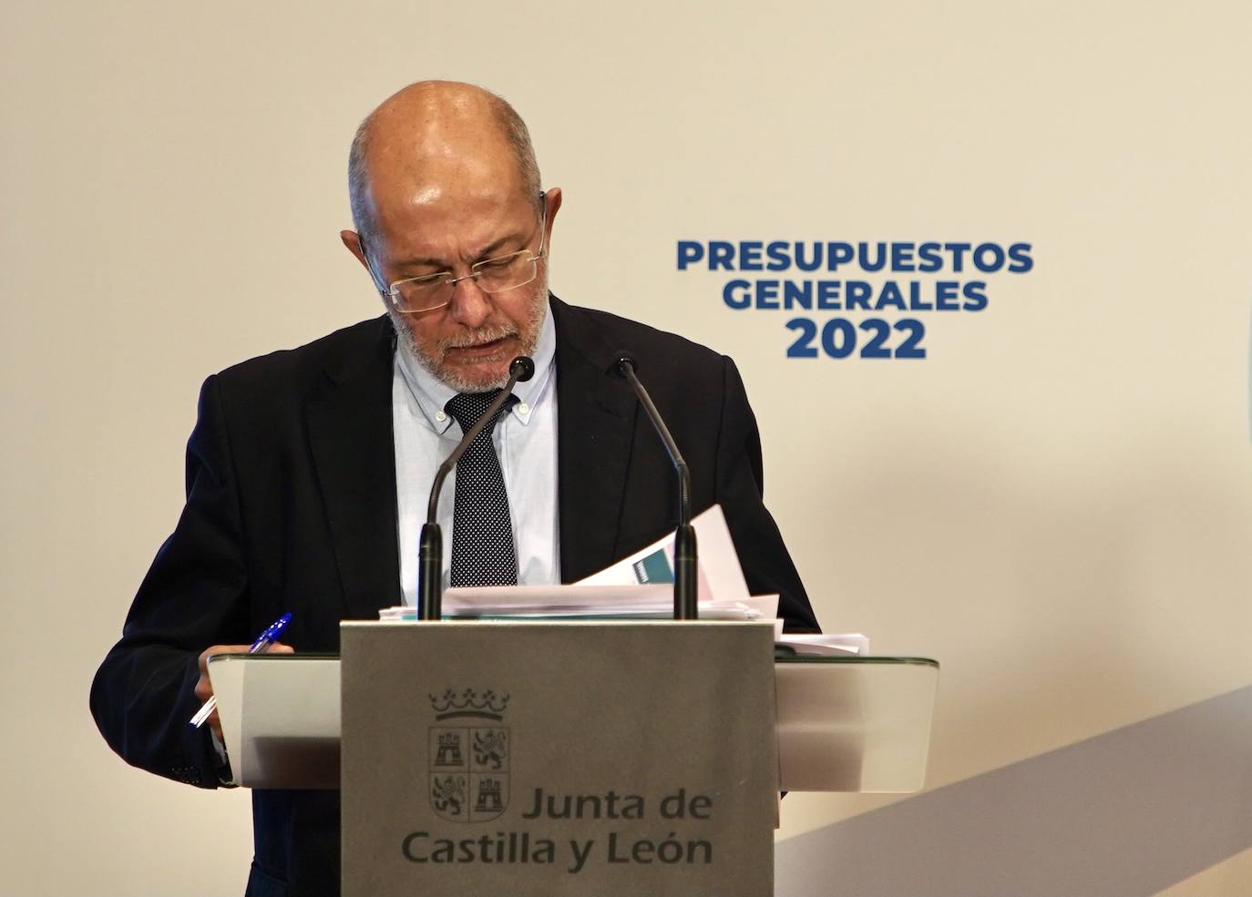 El presidente de la Junta de Castilla y León, Alfonso Fernández Mañueco, acompañado por el vicepresidente, portavoz y consejero de Transparencia, Ordenación del Territorio y Acción Exterior, Francisco Igea, y por el consejero de Economía y Hacienda, Carlos Fernández Carriedo, presenta el proyecto de Ley de Presupuestos Generales de la Comunidad para 2022.