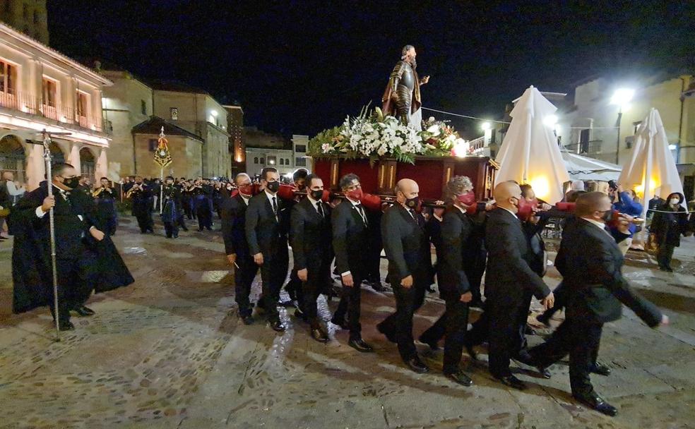 San Marcelo, en la plaza que lleva su nombre, ante numeroso público en el primer acto tras la pandemia. 