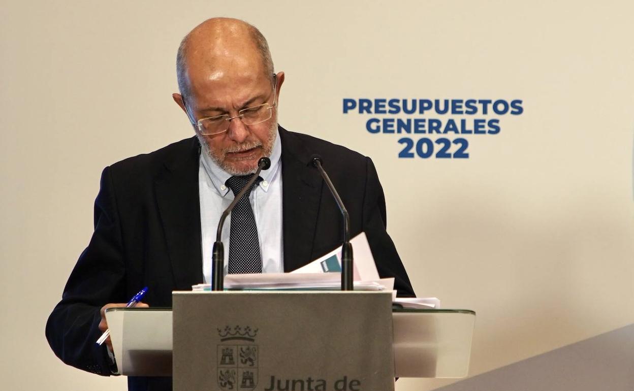 El vicepresidente, portavoz y consejero de Transparencia, Ordenación del Territorio y Acción Exterior, Francisco Igea presenta el proyecto de Ley de Presupuestos Generales de la Comunidad para 2022.