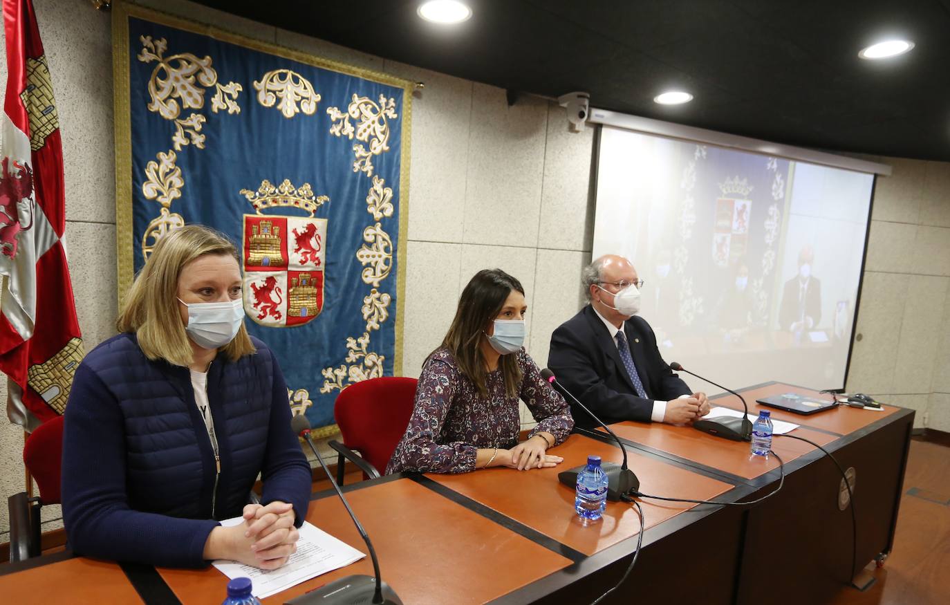 La consejera de Familia e Igualdad de Oportunidades, Isabel Blanco, inaugura la jornada Men in Care organizada por la Secretaría de Mujeres e Igualdad de CCOO Castilla y León y por la Fundación 1º de Mayo. En la imagen, junto a la secretaria de la Mujer de CCOO, Yolanda Martín, y al presidente del CES, Enrique Cabero.