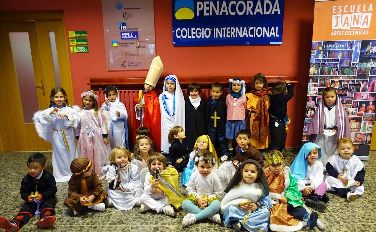 Los alumnos de Infantil y Primaria de Peñacorada se han disfrazado de sus santos favoritos.