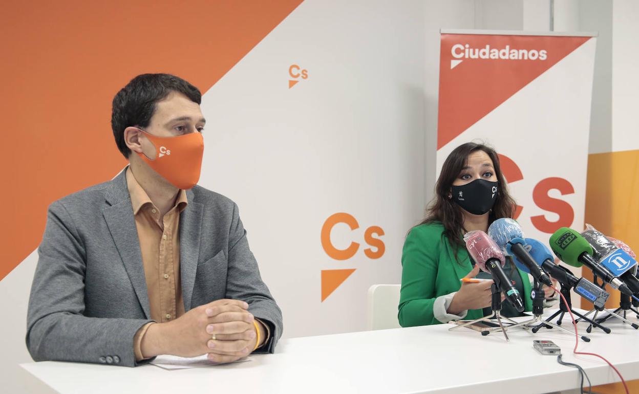 La portavoz de Ciudadanos en el Ayuntamiento de León, Gemma Villarroel, y el procurador de Ciudadanos por León, Javier Panizo.