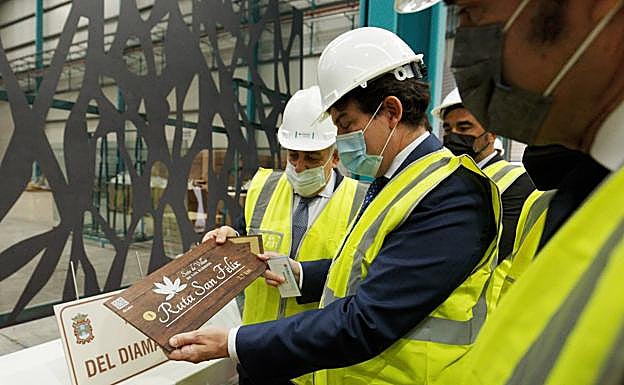 Fernández Mañúeco, el presidente de la Junta, este viernes en su visita a la emrpesa TVITEC.