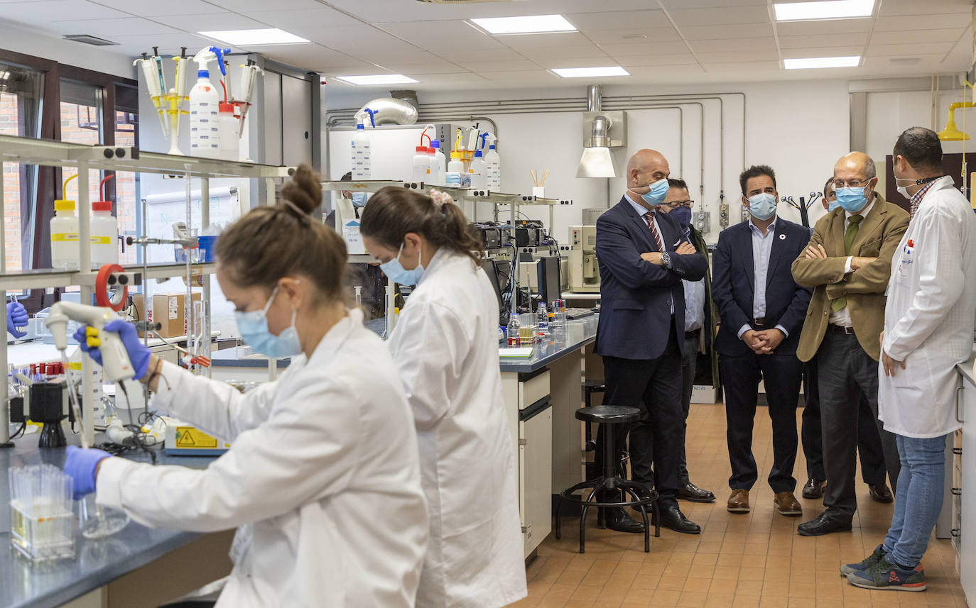 El vicepresidente, portavoz y consejero de Transparencia, Ordenación del Territorio y Acción Exterior, Francisco Igea, visita el centro de Referencia Nacional de Formación Profesional Ocupacional. En la imagen, junto al subdelegado de la JCyl en Salamanca, Eloy Ruiz.