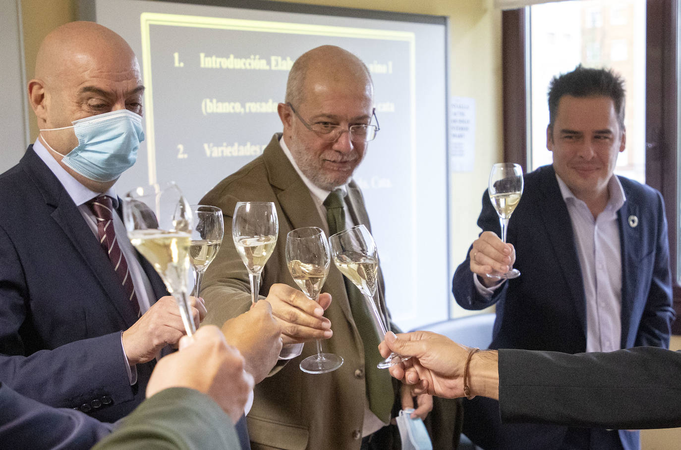 El vicepresidente, portavoz y consejero de Transparencia, Ordenación del Territorio y Acción Exterior, Francisco Igea, visita el centro de Referencia Nacional de Formación Profesional Ocupacional. En la imagen, junto al subdelegado de la JCyl en Salamanca, Eloy Ruiz.