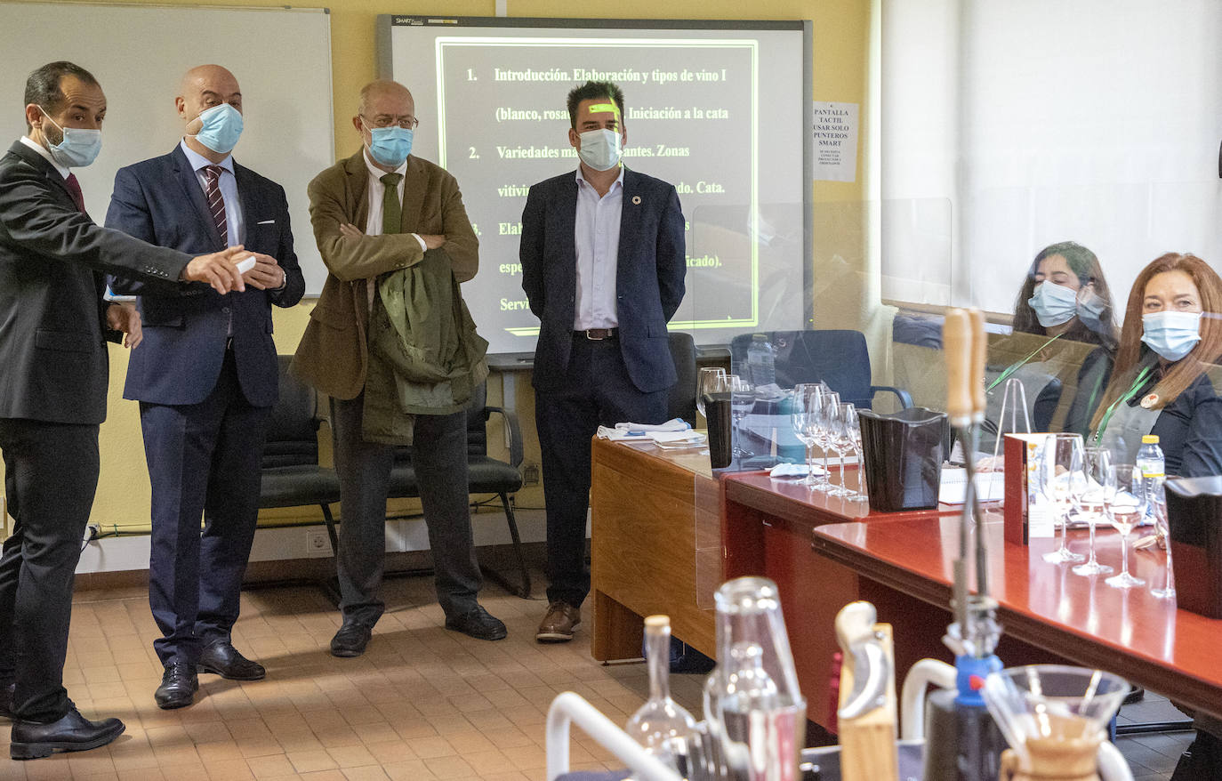 El vicepresidente, portavoz y consejero de Transparencia, Ordenación del Territorio y Acción Exterior, Francisco Igea, visita el centro de Referencia Nacional de Formación Profesional Ocupacional. En la imagen, junto al subdelegado de la JCyl en Salamanca, Eloy Ruiz.