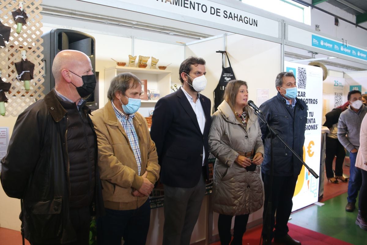 Mas de 70 stands de productos se han dado cita en la 48 edición de la Feria de San Simón en Sahagún.