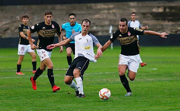 Galería. Rovirola, en un duelo defensivo.