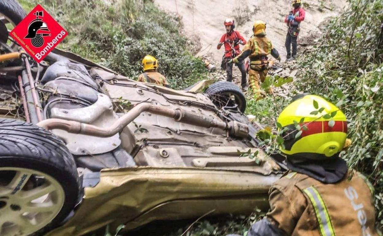 Estado en el que quedó el coche de los dos jóvenes desaparecidos en Alicante.