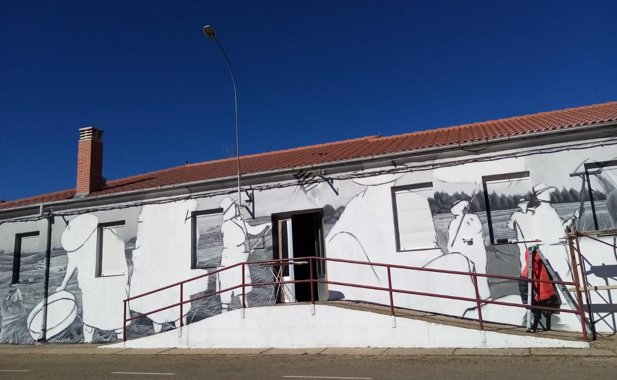 Imagen del mural en la pared de la escuela de Valduvieco. 