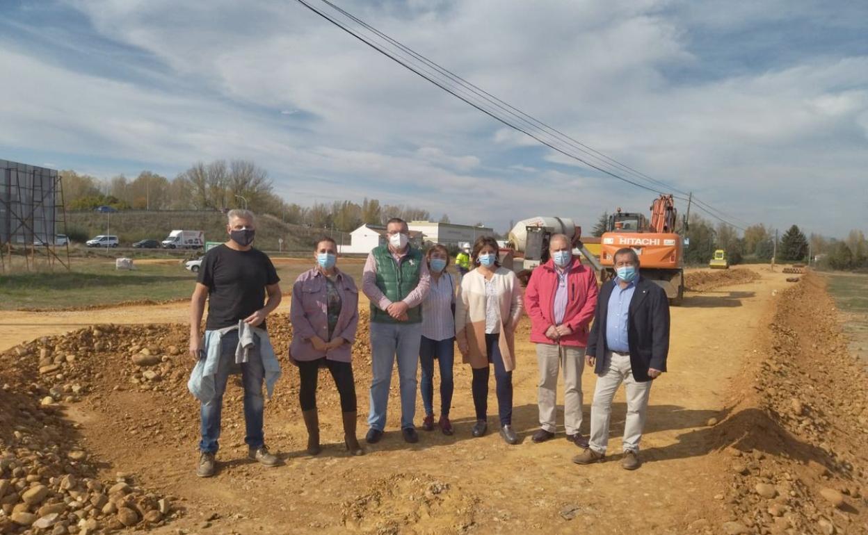 El equipo de gobierno del Ayuntamiento de Sariegos posa en una visita a las obras del supermercado Lupa. 