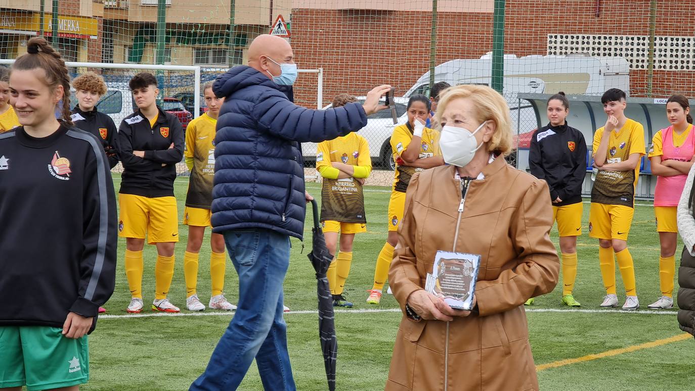 La I Copa Diputación de fútbol femenino ha servido para realizar un tributo a una de las grandes impulsoras de este deporte en la provincia