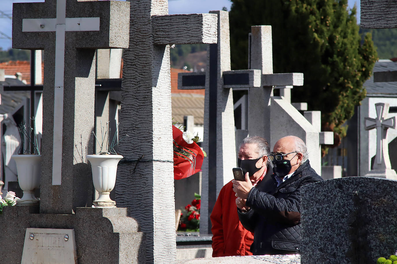 Día de Todos los Santos en el cementerio municipal de León.