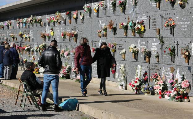 Varios leoneses visitan a sus familaires en el cementerio de la capital. 