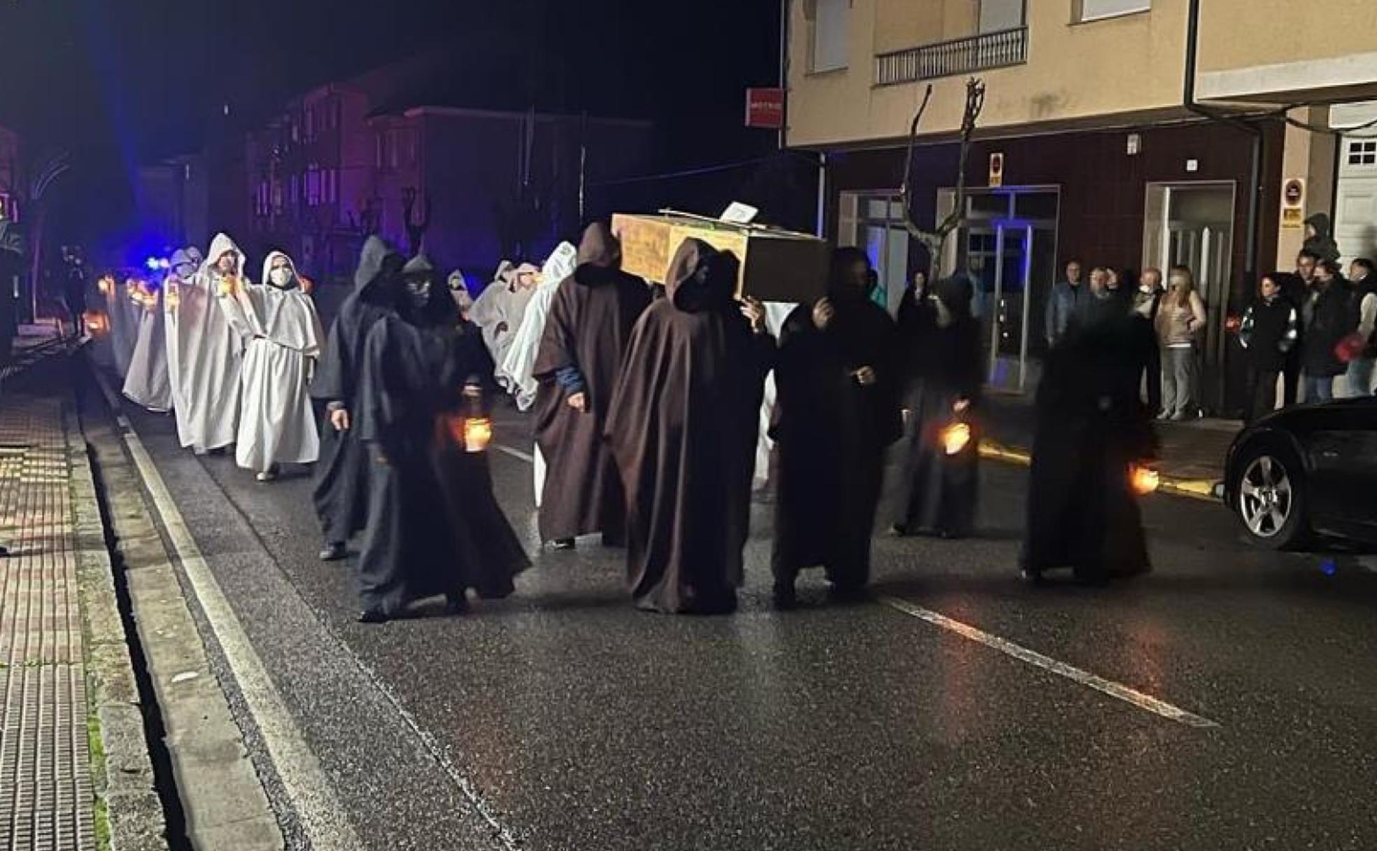 Recorrido de la Santa Compaña por las calles de Fabero.
