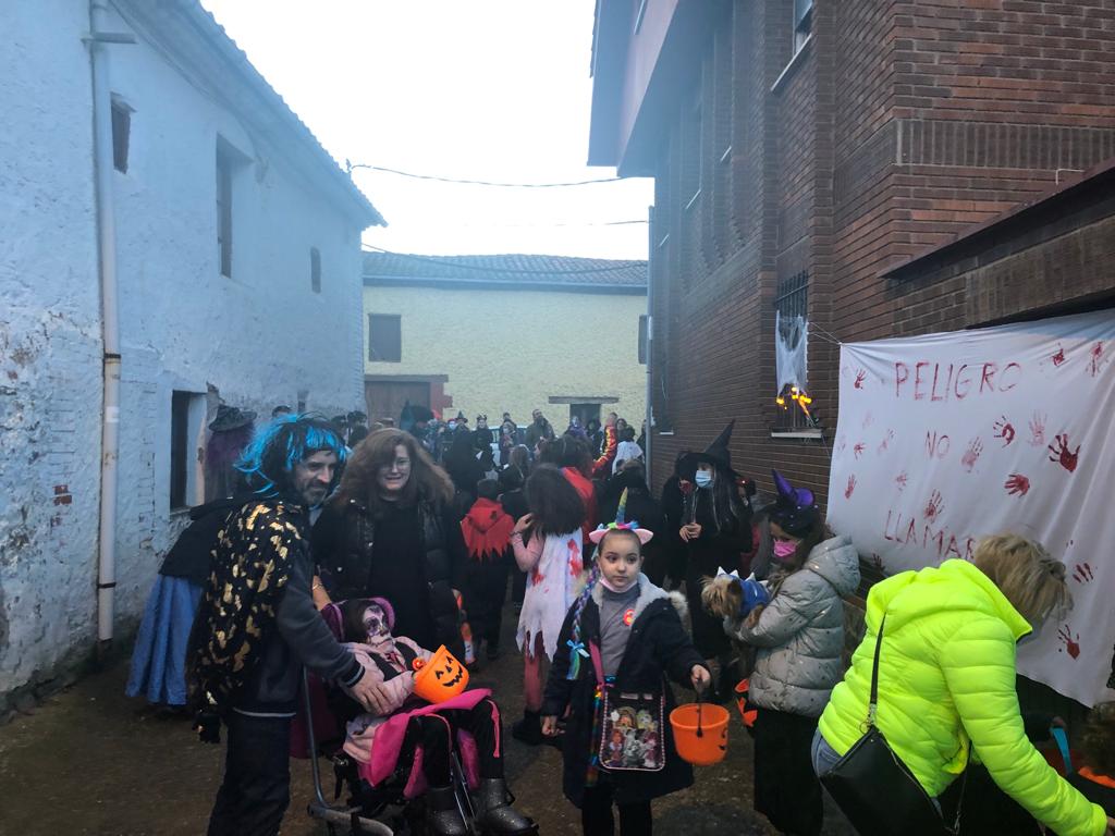 La localidad leonesa celebra la 'terrorífica' fiesta de Halloween con los más pequeños como grandes protagonistas. 