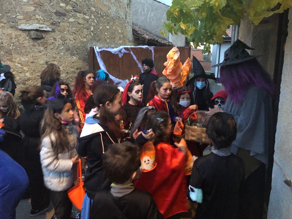 La localidad leonesa celebra la 'terrorífica' fiesta de Halloween con los más pequeños como grandes protagonistas. 