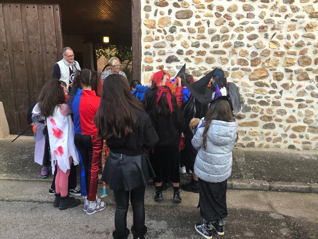 La localidad leonesa celebra la 'terrorífica' fiesta de Halloween con los más pequeños como grandes protagonistas. 