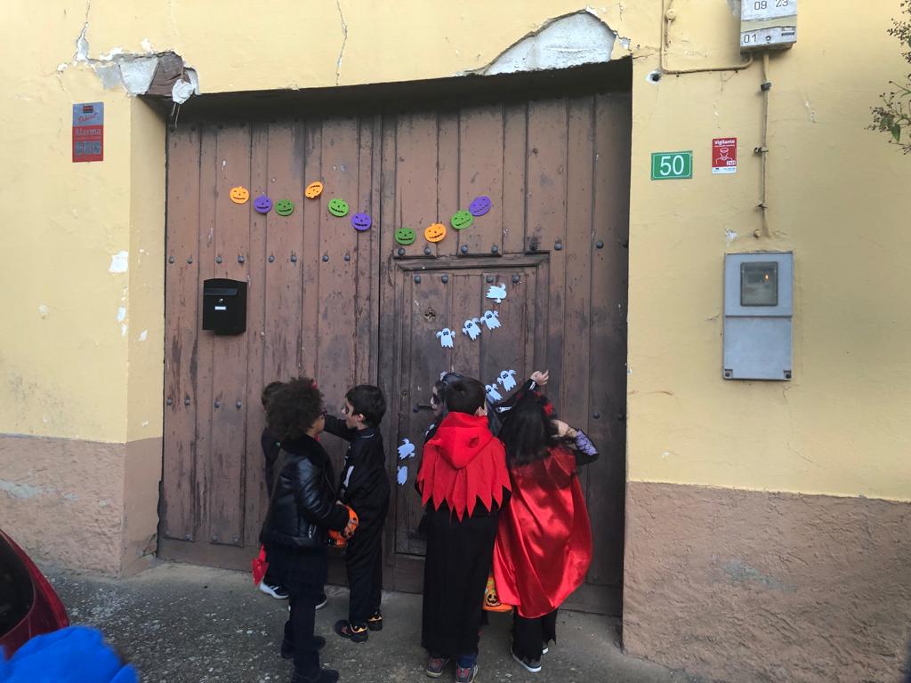 La localidad leonesa celebra la 'terrorífica' fiesta de Halloween con los más pequeños como grandes protagonistas. 