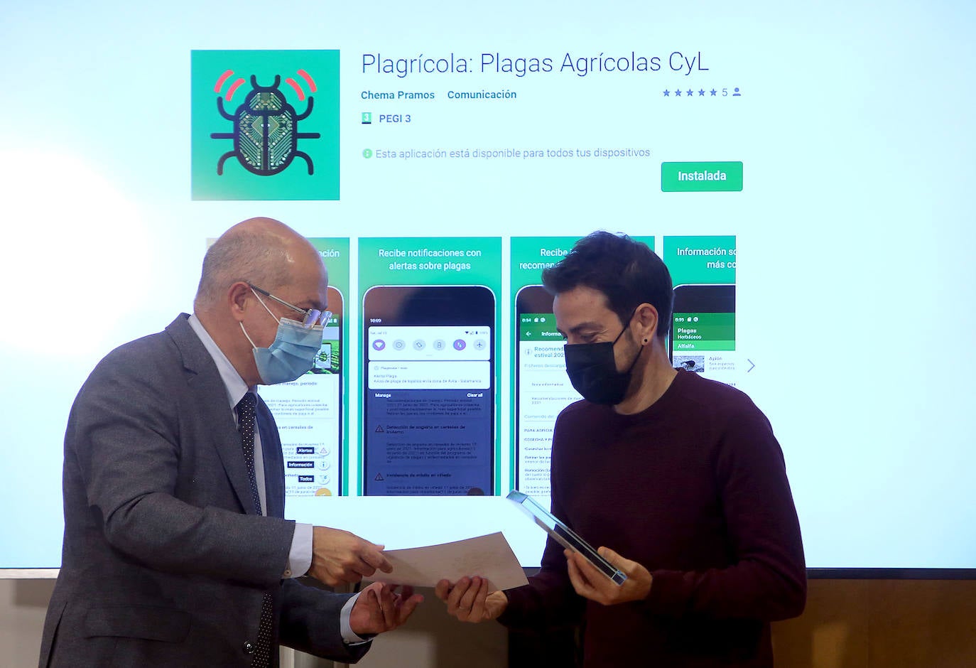 El vicepresidente, portavoz y consejero de Transparencia, Ordenación del Territorio y Acción Exterior de la Junta, Francisco Igea, hace entrega de los premios del V Concurso de Datos Abiertos.