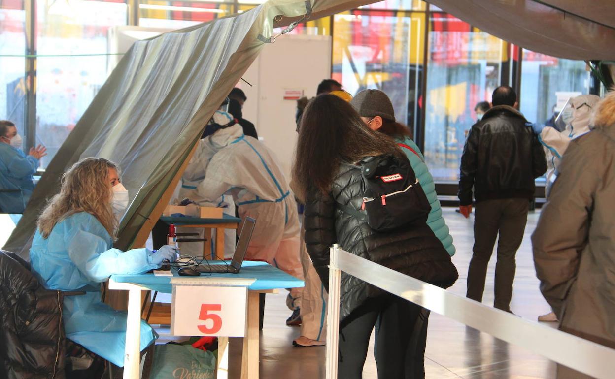 Una mujer acude auno de los cirbados masivos en León capital durante los peores meses de la pandemia.