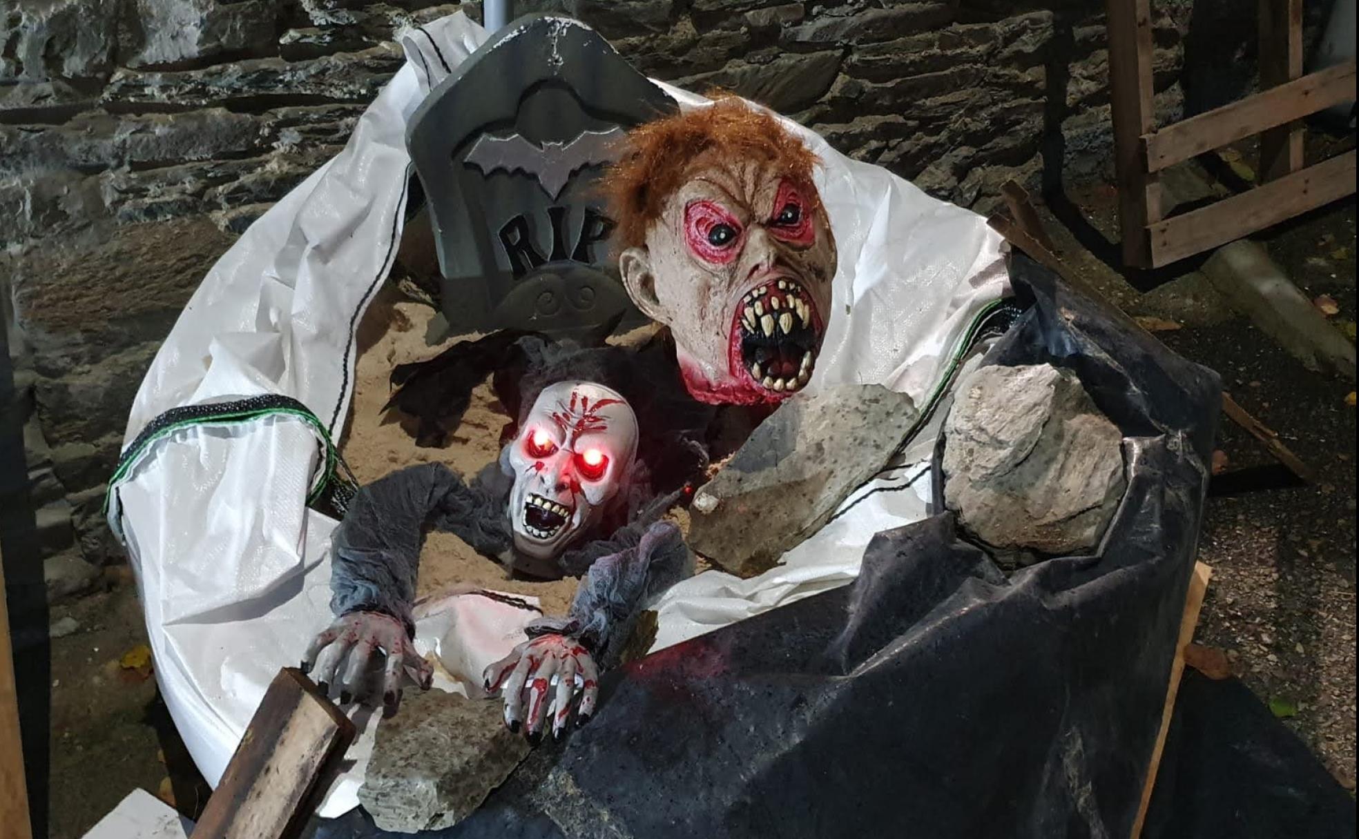 La localidad leonesa celebra la 'terrorífica' fiesta de Halloween con los más pequeños como grandes protagonistas.