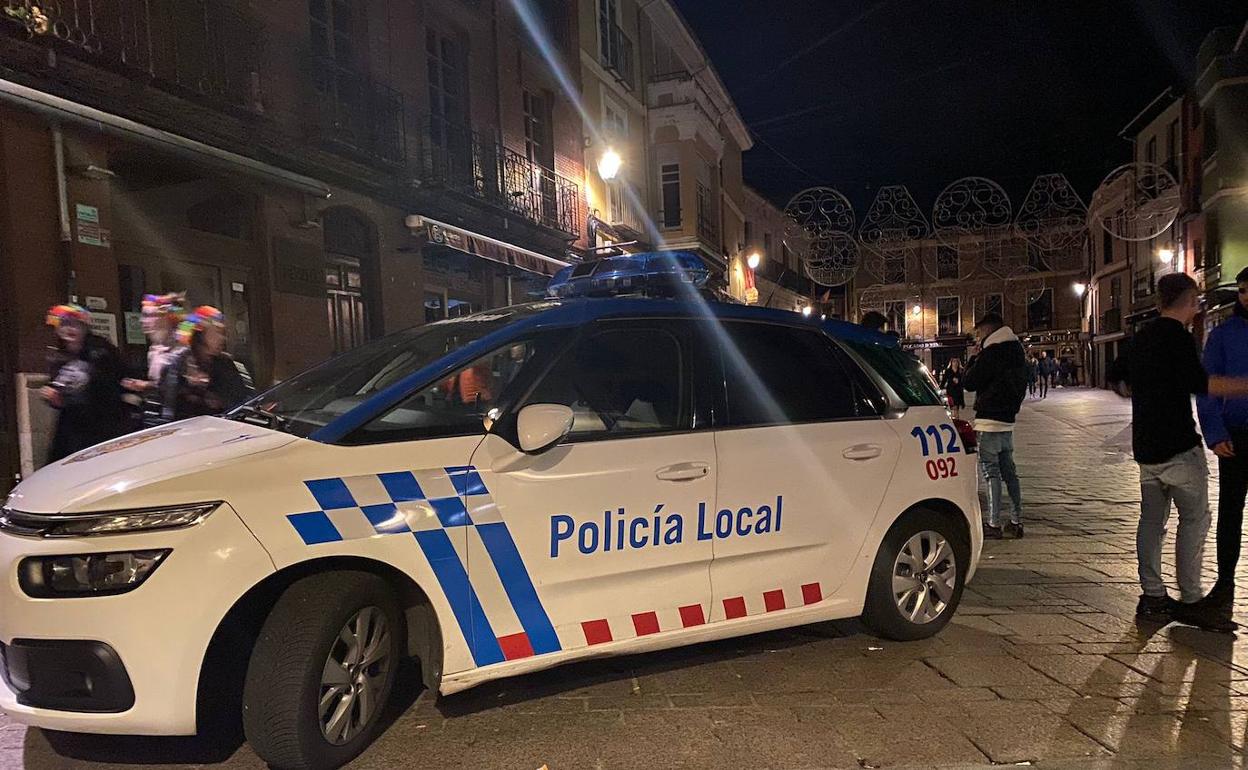 La Policía Local vigila el cumplimiento de las medidas en la zona del Húmedo. 