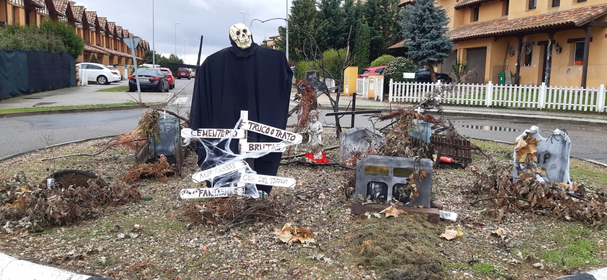 La urbanización leonesa ubicada en las instalaciones del campo de golf de San Miguel del Camino celebra esta 'terrorífica' fiesta. 