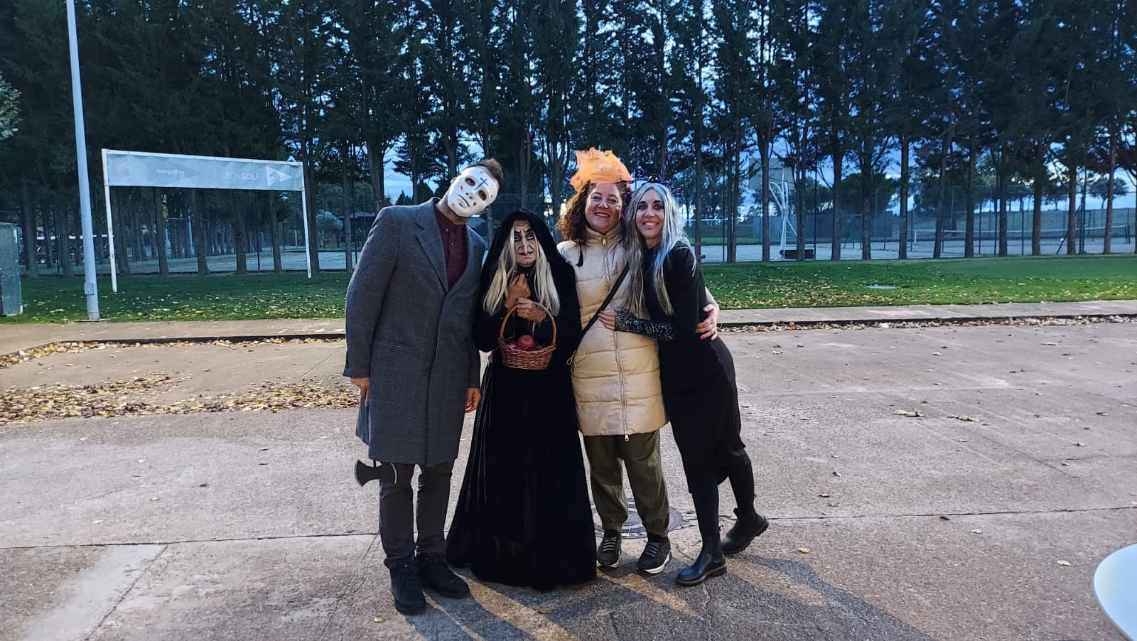 La urbanización leonesa ubicada en las instalaciones del campo de golf de San Miguel del Camino celebra esta 'terrorífica' fiesta. 